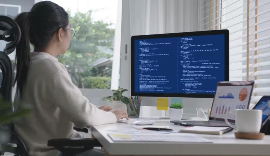 尚义县软件开发公司实战建议:网站赋能,为何必须接入支持机器人?